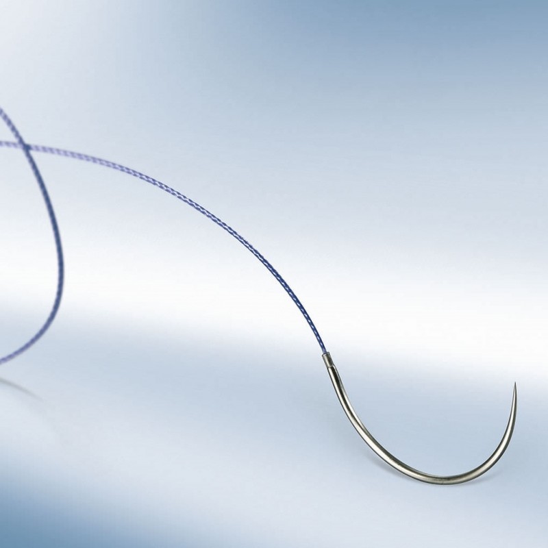 Fil de suture résorbable avec aiguille courbe triangulaire